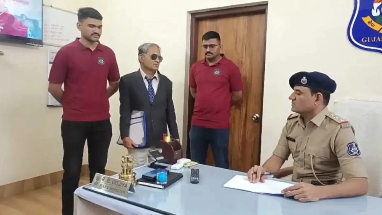 સુરતમાં 'સ્પેશિયલ 26' સ્ટાઈલથી નકલી IT દરોડો; સૂટબુટ, ટાઈ, કાળા ચશ્મા અને હાથમાં ફાઈલો પણ... 