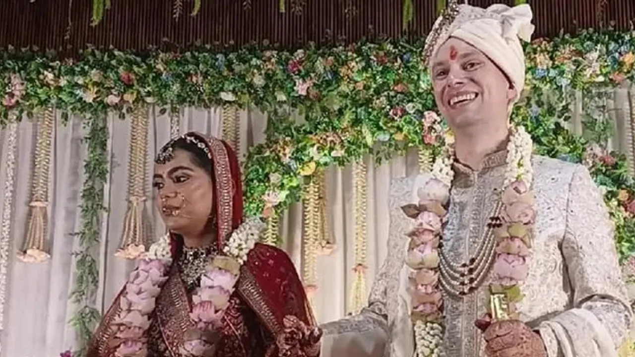 UPમાં અનોખા લગ્ન! જર્મનીથી આવેલા વરરાજાએ ભારતીય રીતરિવાજ મુજબ ખુશી સાથે લગ્ન કર્યા