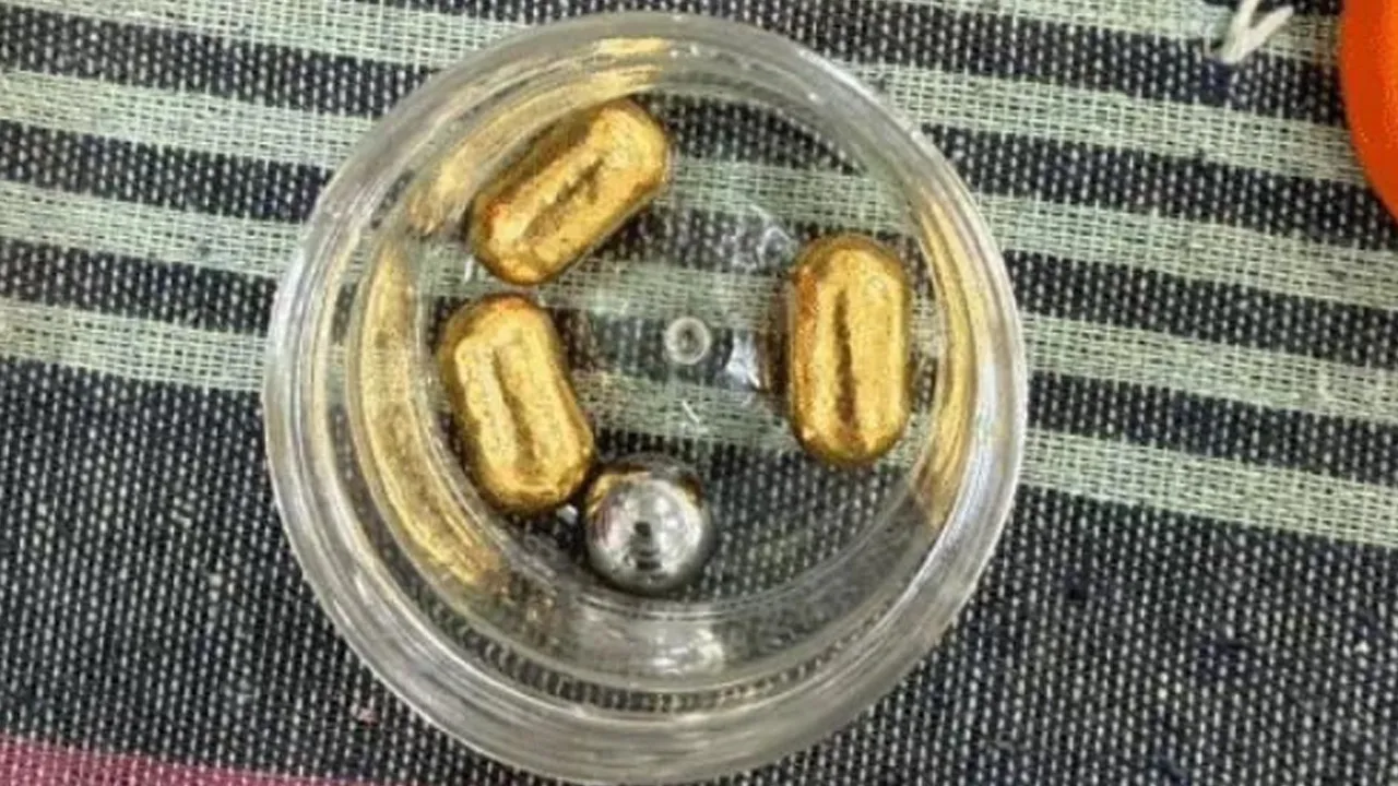 અમદાવાદ એરપોર્ટ પર આવેલા પેસેન્જરને ટોઈલેટ કરાવીને કસ્ટમે લાખો રૂપિયાનું સોનું કઢાવ્યું