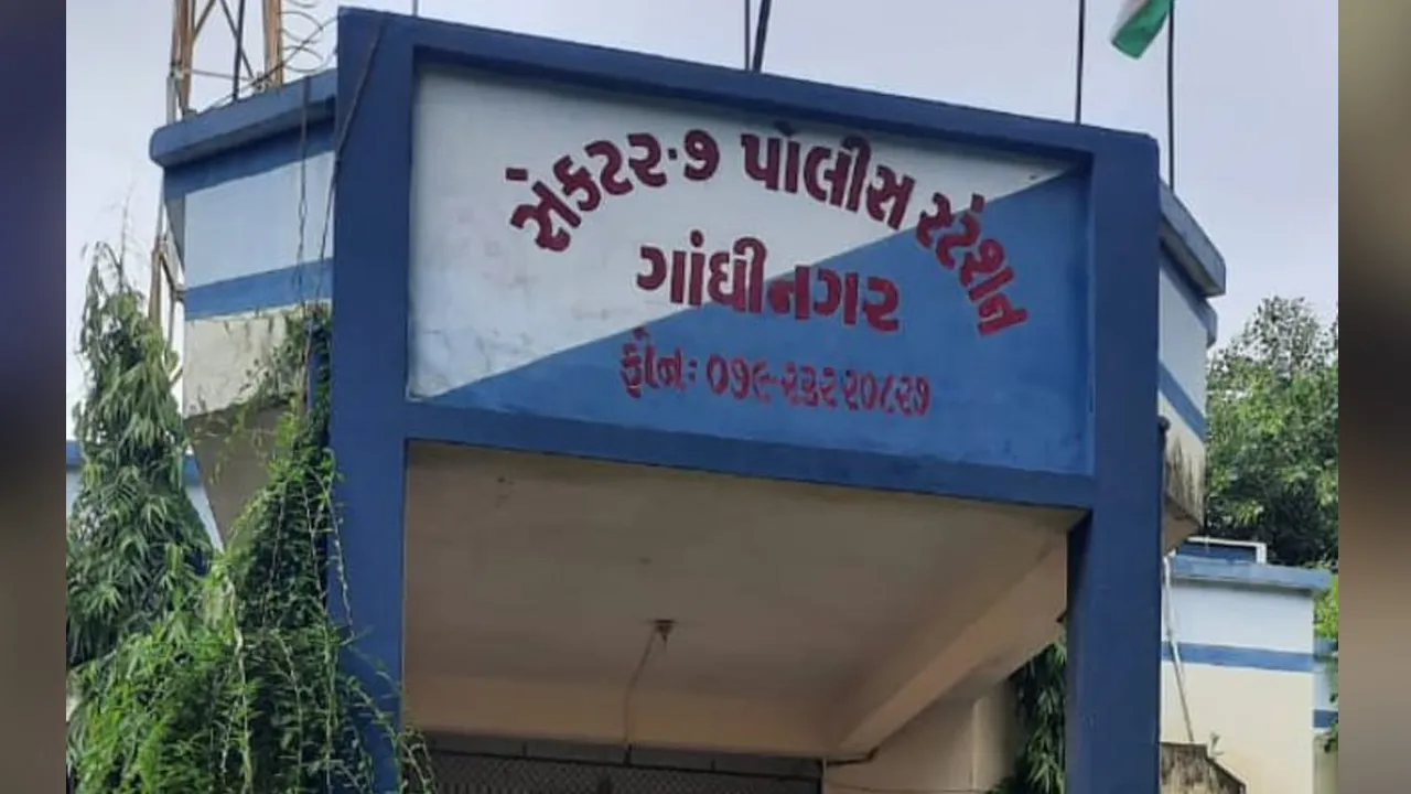 ગાંધીનગરમાં રિટાયર્ડ DySPના આંગણે પાર્ક કરેલી કારના નવા ટાયરો કાઢીને જૂના ટાયર લગાવી રફૂચક્કર થયા ચોર