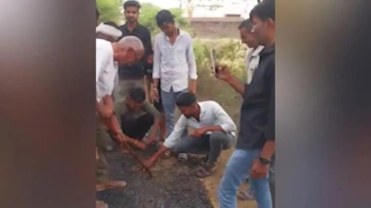 ઝાંસીમાં ગ્રામજનોએ રોડની નબળી ગુણવત્તાવાળા કામને બતાવવા માટે હાથથી ડામરને ઉખાડીને બતાવ્યો!