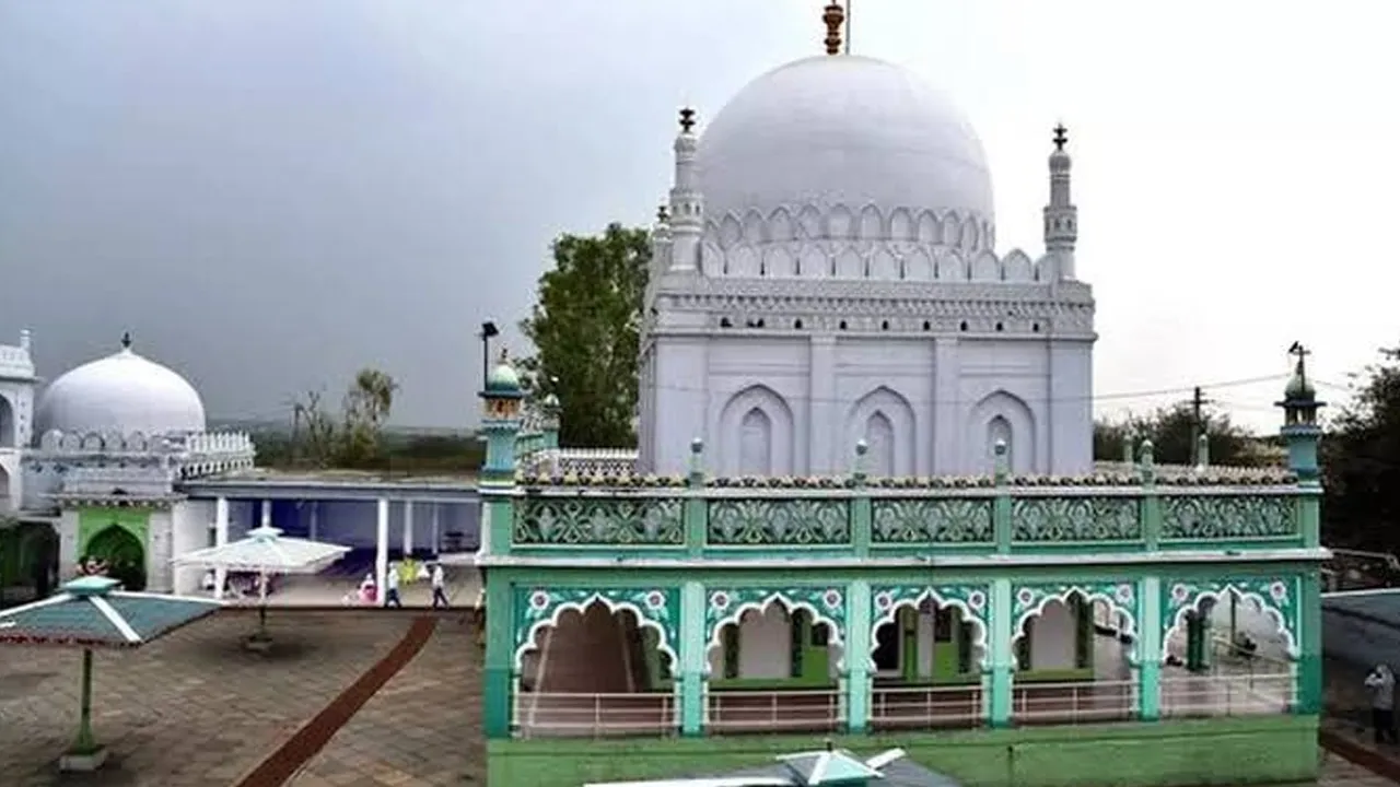 Ladle-Mashaikh-Dargah1 