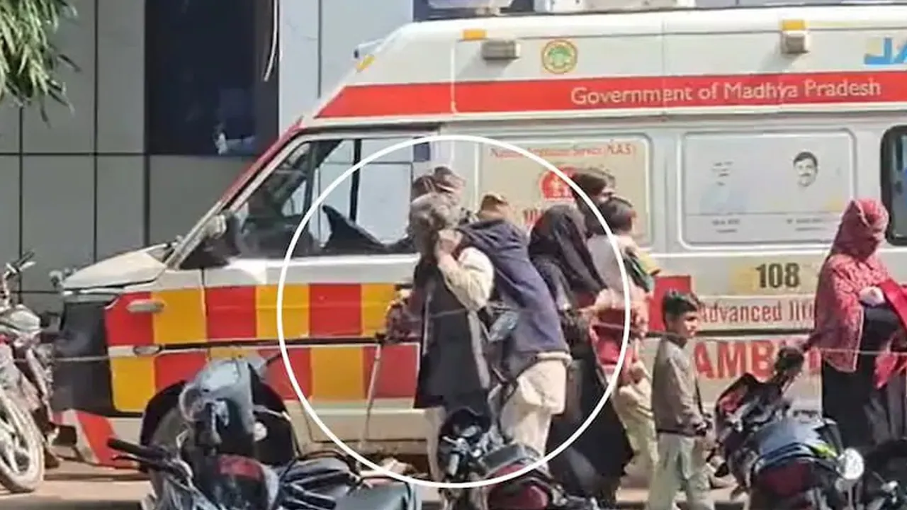 સ્ટ્રેચર ગાયબ, લિફ્ટ ખરાબ; દીકરો ‘15 વોર્ડ બોય’વાળી હોસ્પિટલમાં બીમાર પિતાને ખભા પર લઈ ભટકતો રહ્યો