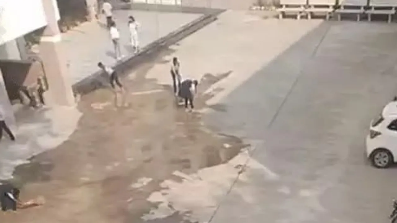 સુરતની સરકારી શાળામાં આચાર્યએ વિદ્યાર્થીઓ પાસે મજૂરોને જેમ ભરતડકે કામ કરાવ્યું