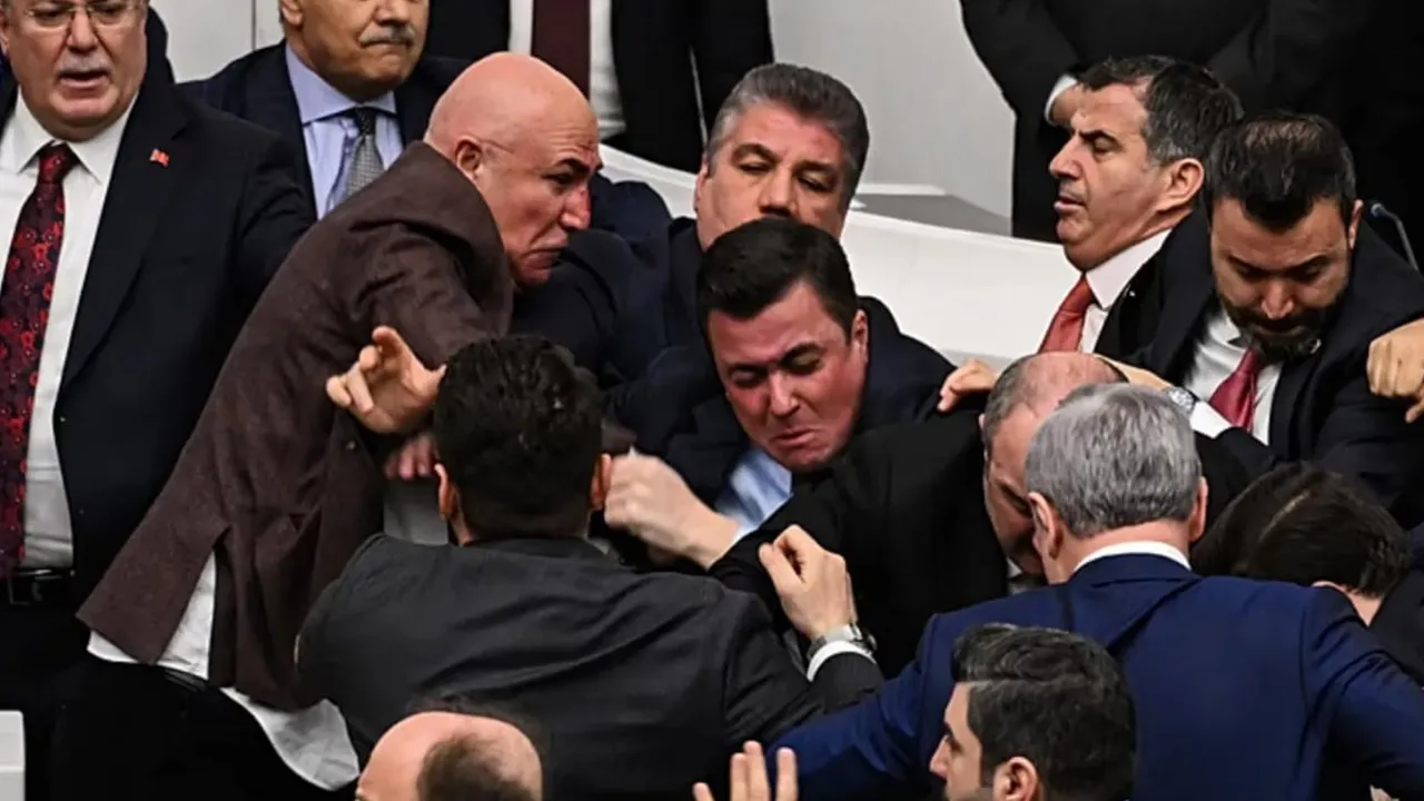 તુર્કીના સંસદ ભવનમાં વિપક્ષી સાંસદોએ ન્યાય મંત્રીને ઘેરીને ધૂલાઈ કરી