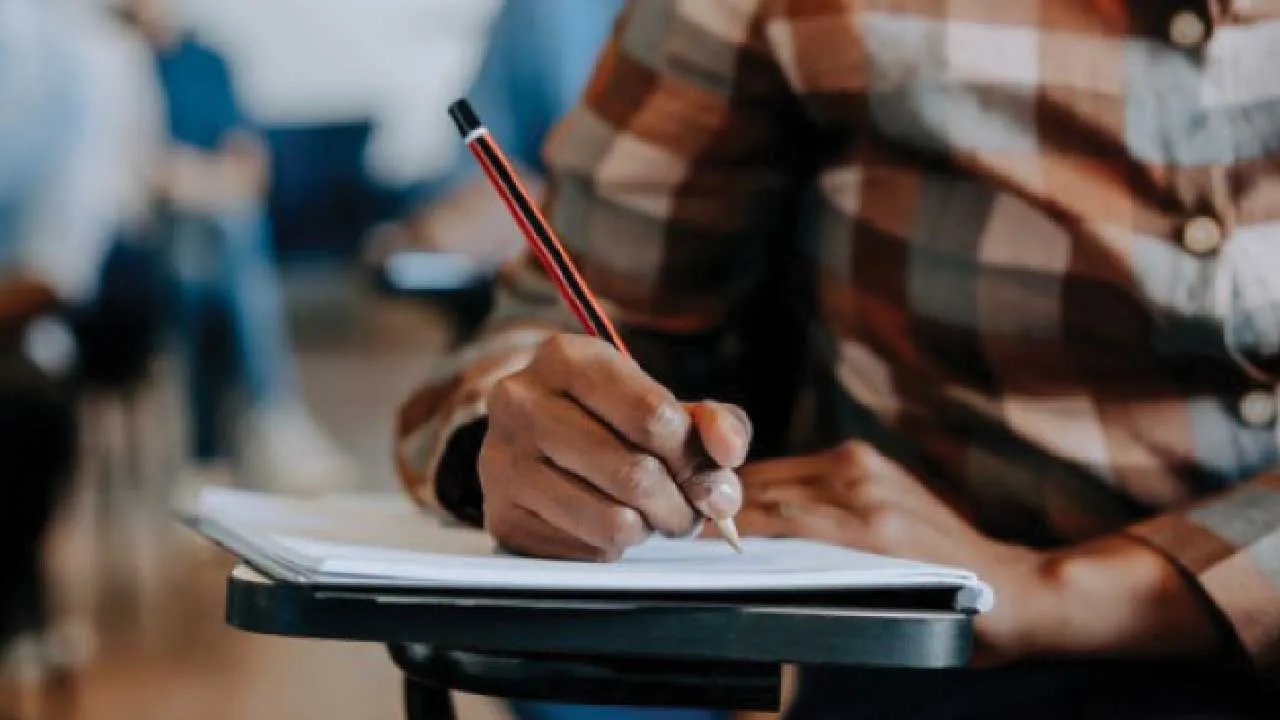 ગુજરાતમાં ધો-12 અંગ્રેજીના પેપરમાં ‘ભગવદ્ ગીતા’ના પ્રશ્નો પૂછાતા વિદ્યાર્થીઓએ કહ્યું- આ સિલેબસ બહારના પ્રશ્નો છે