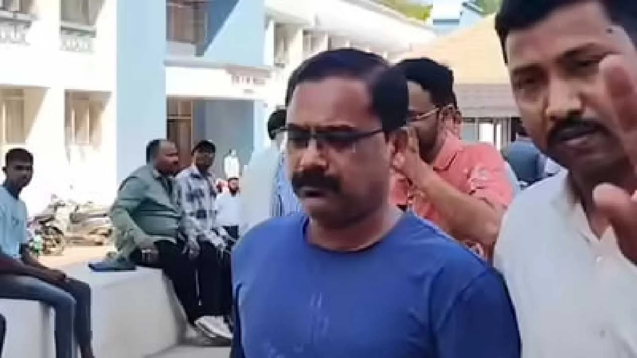 લાખોનો પગાર પણ પેટ નથી ભરાતું, GSTના 2 અધિકારી 1.25 કરોડની લાંચ માંગેલી, પકડાયા