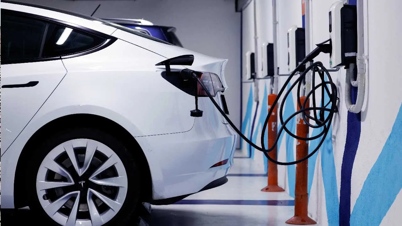 EV વાહન લેતા પહેલા વિચારજો... વિશ્વની મોટી કાર કંપનીઓએ EV ઉત્પાદન અટકાવવા વિચારણા શરૂ કરી