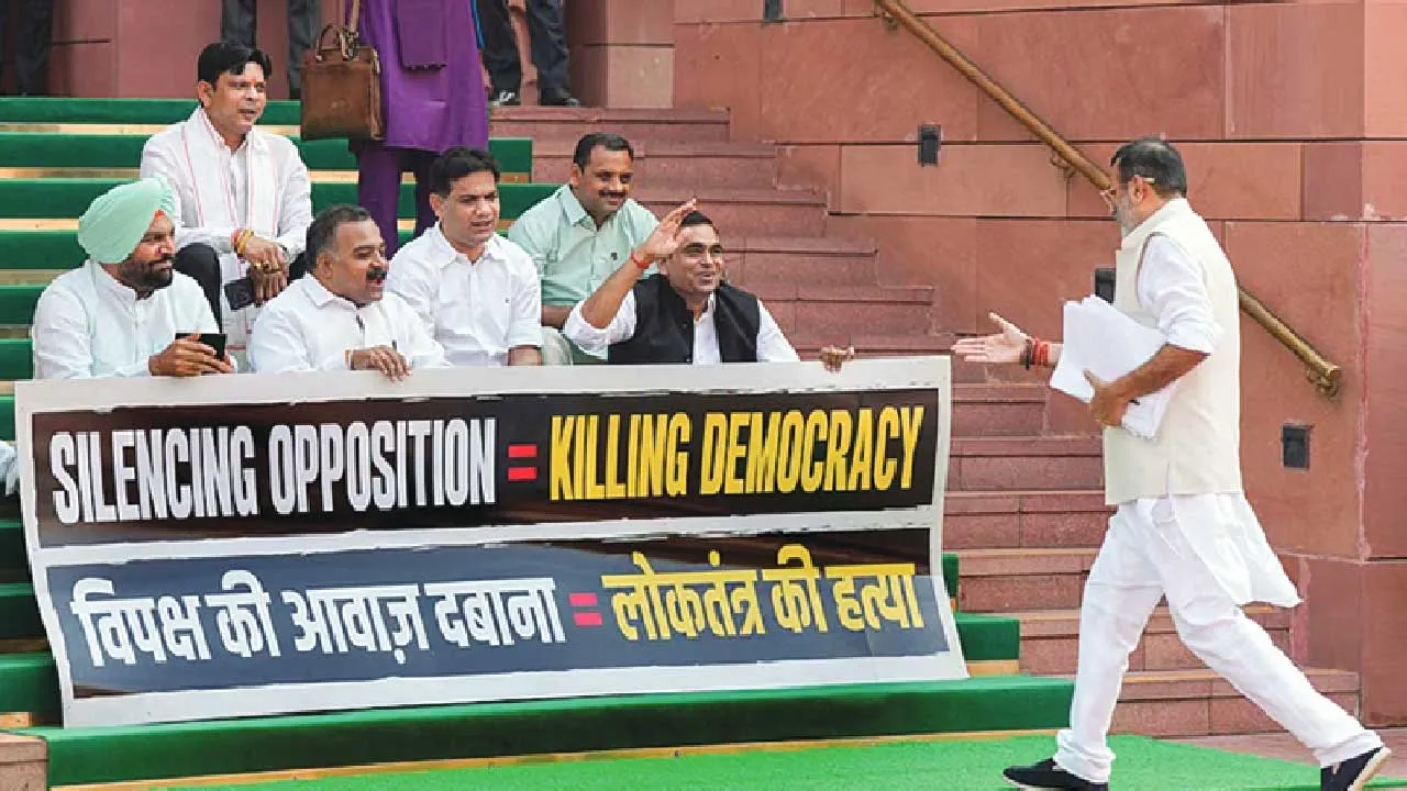 અચાનક એવું શું થયું કે સંસદમાં કાગળ ફેકનારા 7 સાંસદોનું સસ્પેન્શન સ્પીકરે રદ્દ કરી દીધું