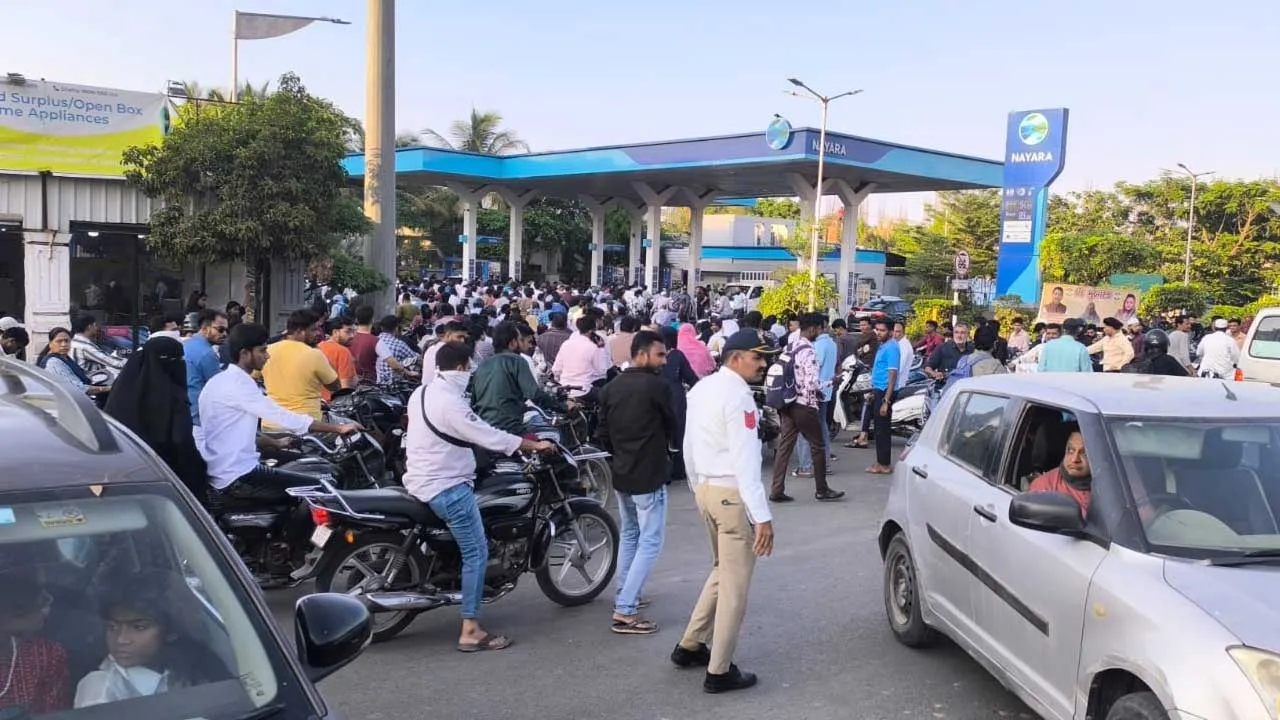 ગુજરાતમાં ઈંધણ સંકટની અફવા: અમદાવાદ-સુરતમાં પેટ્રોલ પંપો પર લાંબી લાઈનો લાગી, સરકાર જણાવી હકીકત