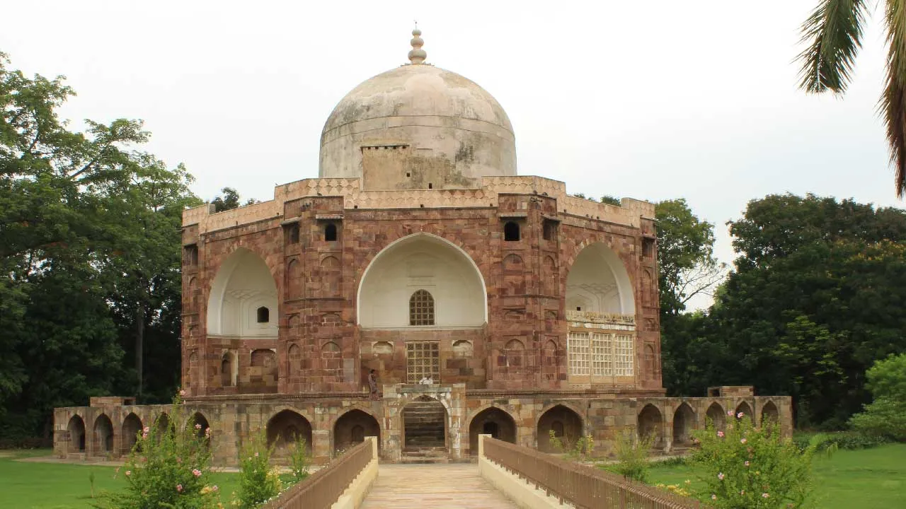 વડોદરાના ‘બડા હજીરા’ સ્મારક પરિસરમાં દફનવિધિ પર પ્રતિબંધ, કોર્ટે અરજી ફગાવી