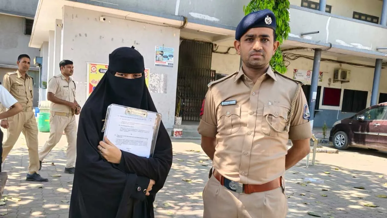 ભૂલથી ભાઇએ ખોટા પરીક્ષા સેન્ટર પર ઉતારી, મદદ માંગતા પોલીસે ધો. 10ની વિદ્યાર્થિનીને પરીક્ષા સેન્ટર પહોંચાડી દીધી 