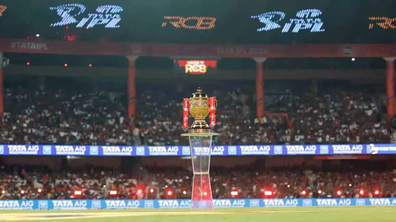 IPL મેચ જોવા પહોંચેલા ફેન્સના 25 મોબાઇલ ફોન તફડાવનાર રેકેટનો પર્દાફાશ