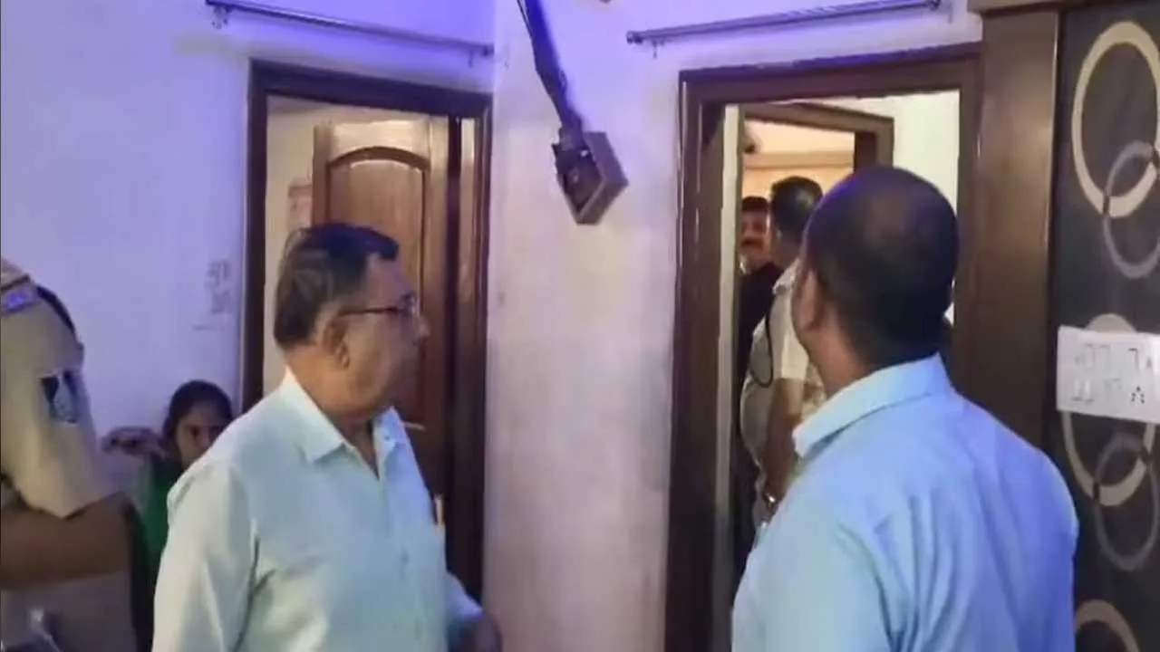 Fake Income Tax Officers Raid