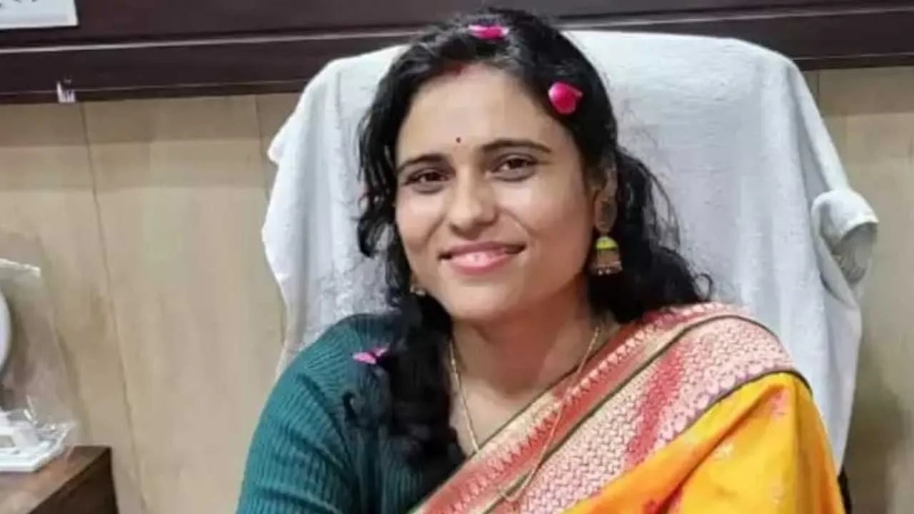 Chandauli SDM Husband-Wife