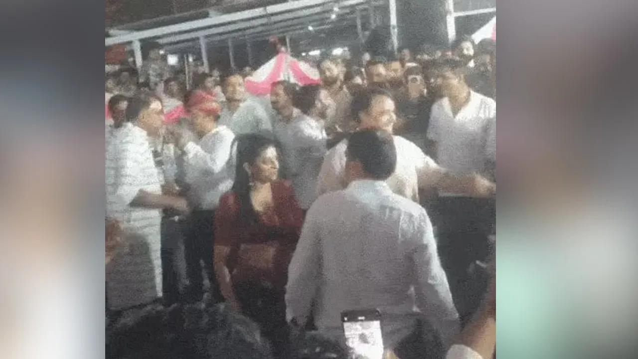 સુરતમાં ટેક્સટાઇલ માર્કેટમાં ફાગોત્સવ કાર્યક્રમ વિવાદમાં, મહિલા પાસે ‘તું ચીઝ બડી હૈ મસ્ત’ પર ડાન્સ કરાવાયો