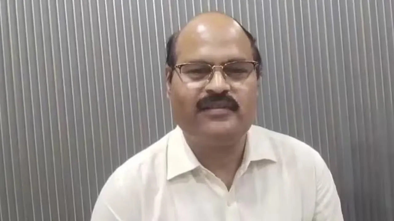 જબરા ભેજાભાજો છે... એક સાથે બે અલગ-અલગ જિલ્લામાં સરકારી નોકરીઓ... 17 વર્ષ સુધી બંને જગ્યાએ મેળવ્યો પગાર