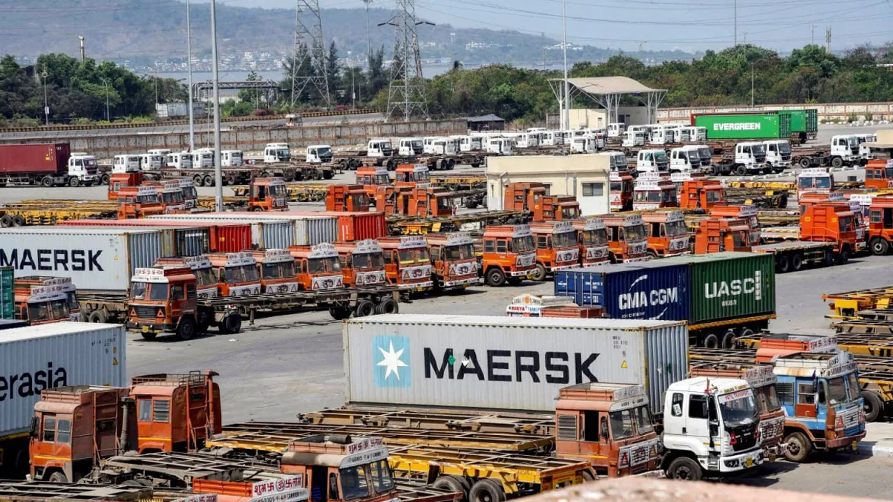 Indian-Containers-Stuck1 