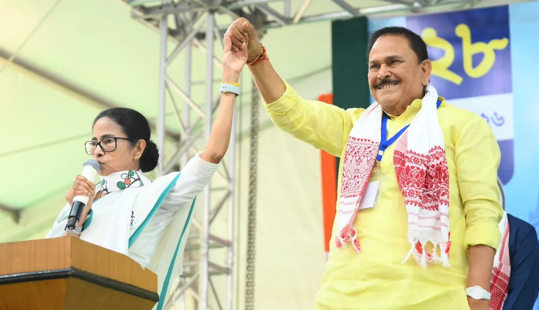 MLAનો દીકરો ગાડી પર લાલ બત્તીનો ઉપયોગ કરતો હતો, મમતા બેનર્જીએ સ્ટેજ પર જ ધારાસભ્યને ખખડાવી નાખ્યા