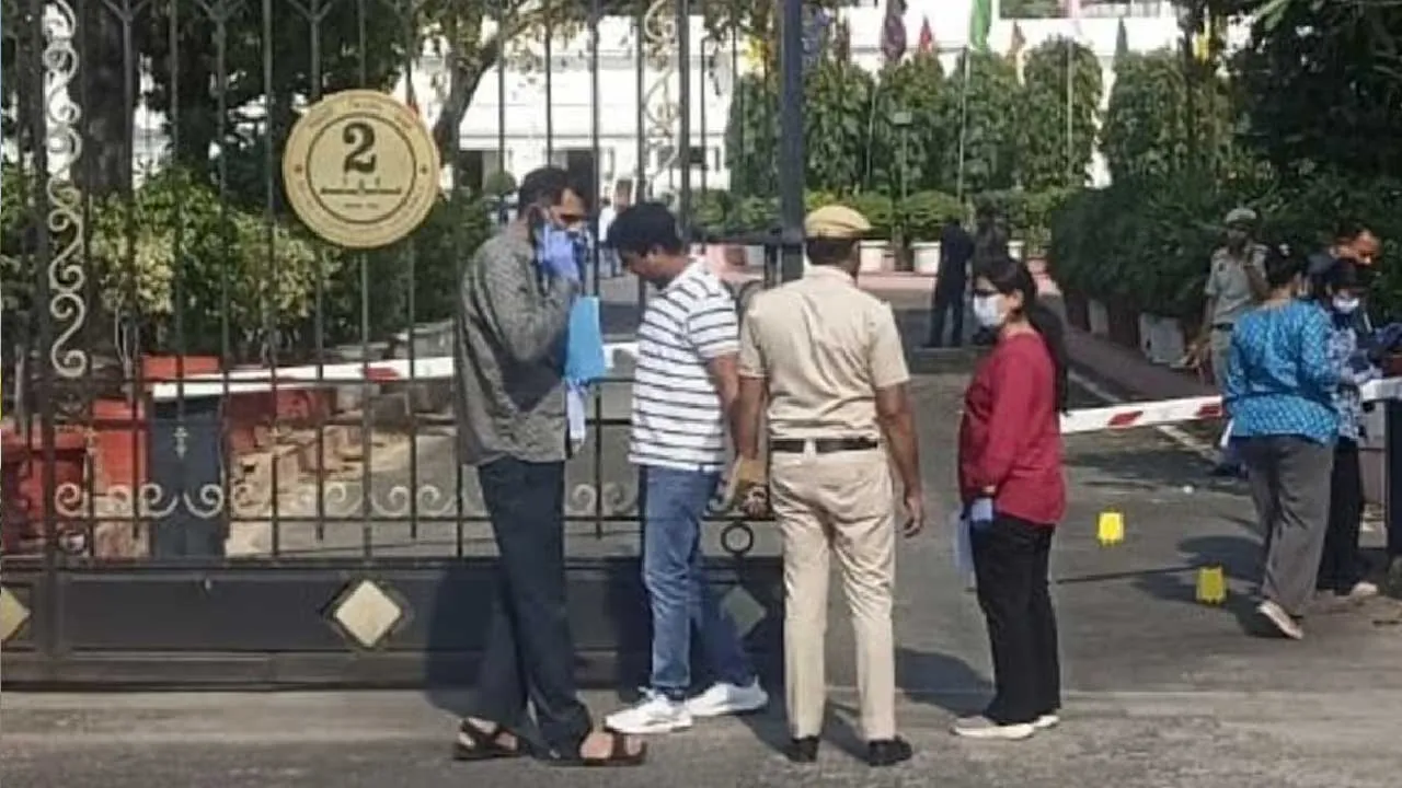 દિલ્હી વિધાનસભાની સુરક્ષામાં મોટી ચૂક: અજ્ઞાત કાર ગેટ તોડીને અંદર ઘુસી