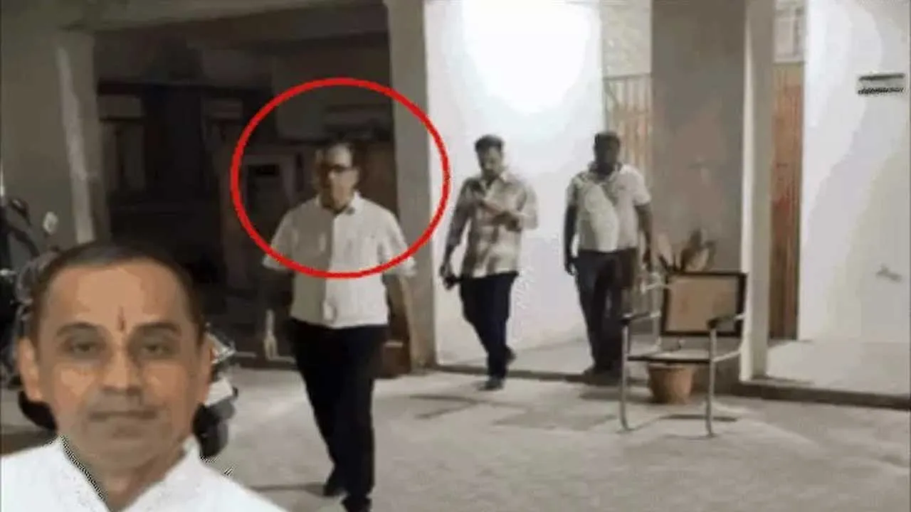 લાખો રૂપિયા પગાર છતા દોઢ લાખની લાંચ લેતા GST અધિકારી ઝડપાયો, સેટલમેન્ટના 5 લાખ માંગેલા