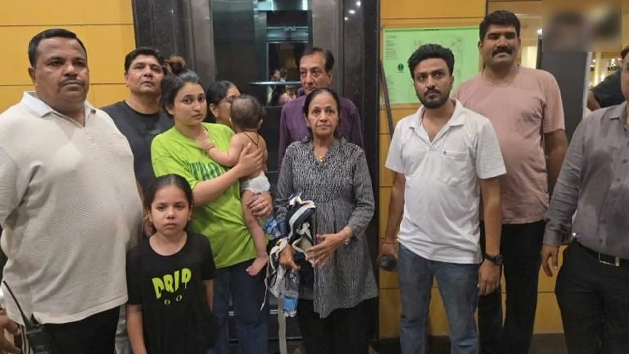 સુરતમાં લિફ્ટ ખોટકાતા 9 મહિનાના બાળક સહિત 11 ફસાયા, ફાયર વિભાગે તમામને હેમખેમ બહાર કાઢ્યા