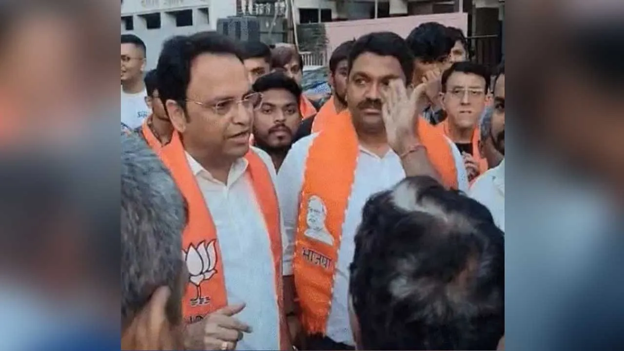 સુરતમાં પ્રચાર કરવા નીકળેલા ભાજપના નેતાને લોકોએ મોઢા પર જ કહી દીધું- ‘આ વિસ્તાર ભૂલી જજો મત નહીં મળે’