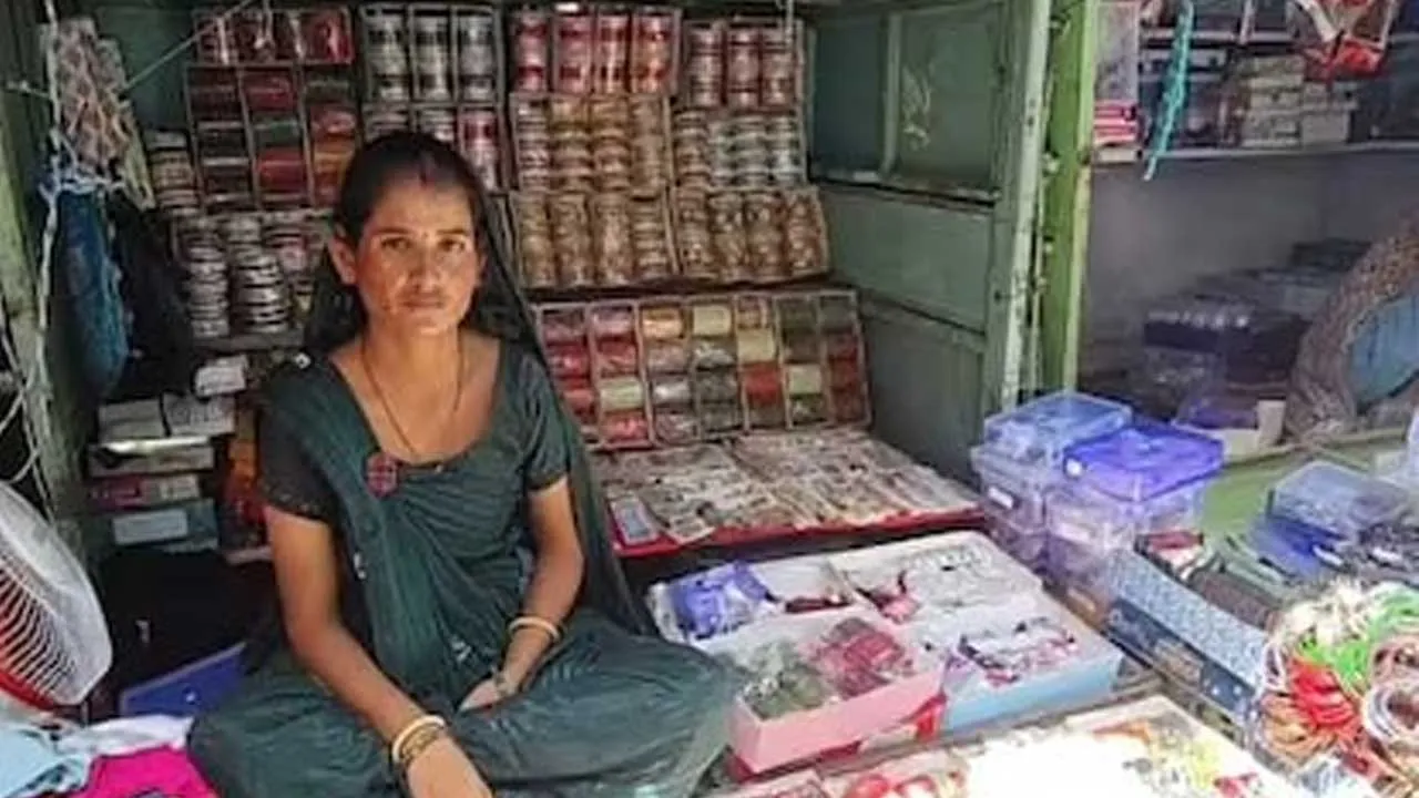 આવું તો ભાજપ જ કરી શકે! બહુચરાજી બજારમાં પાથરણું કરી બંગડી વેચનાર મહિલાને BJPએ ટિકિટ આપી