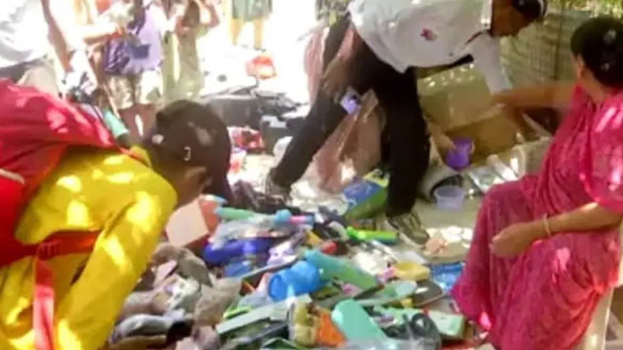 પાથરણું પાથરી રસ્તા પર રમકડા વેચતા દેવીપુજક સમાજના આશાબેનને કોંગ્રેસે અમદાવાદના શાહપુર વોર્ડમાં ટિકિટ આપી