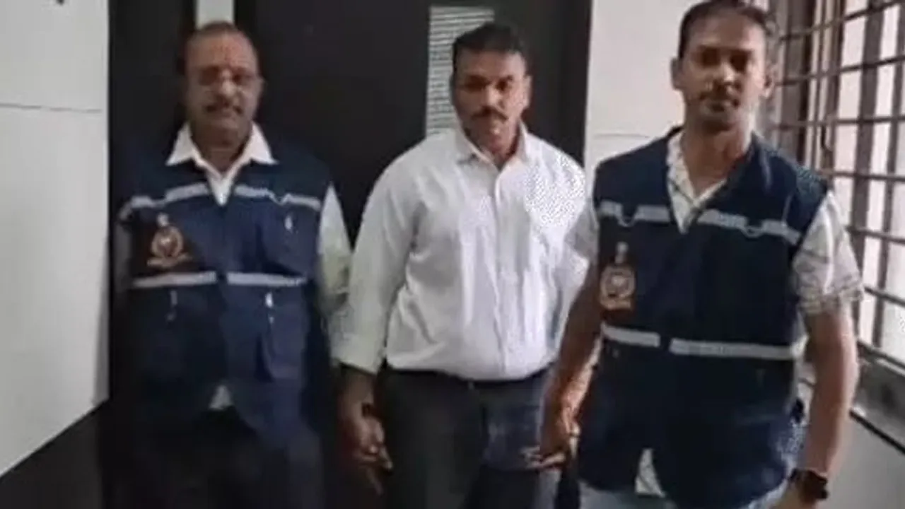 ગાંધીનગરમાં નાયબ મામલતદાર અને નિવૃત્ત પટાવાળો 9.5 લાખની લાંચ લેતા રંગે હાથ ઝડપાયા