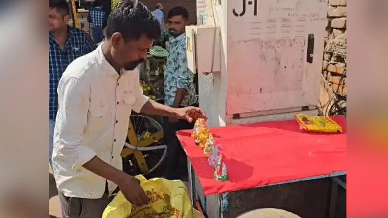 ડાકોરમાં ગોમતી ઘાટ પર મૂર્તિ વેચનાર ફેરિયાને ઈનકમ ટેક્સ વિભાગે 19.84 કરોડની નોટિસ ફટકારી