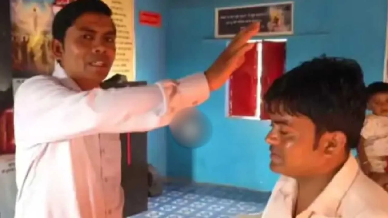 'ખ્રિસ્તી બનો તો કેન્સર મટી શકે છે...' આદિવાસી ગામને ધર્મ પરિવર્તન માટે આવું કહેવાનો પાદરીઓ પર આરોપ; પોલીસે કેસ નોંધ્યો