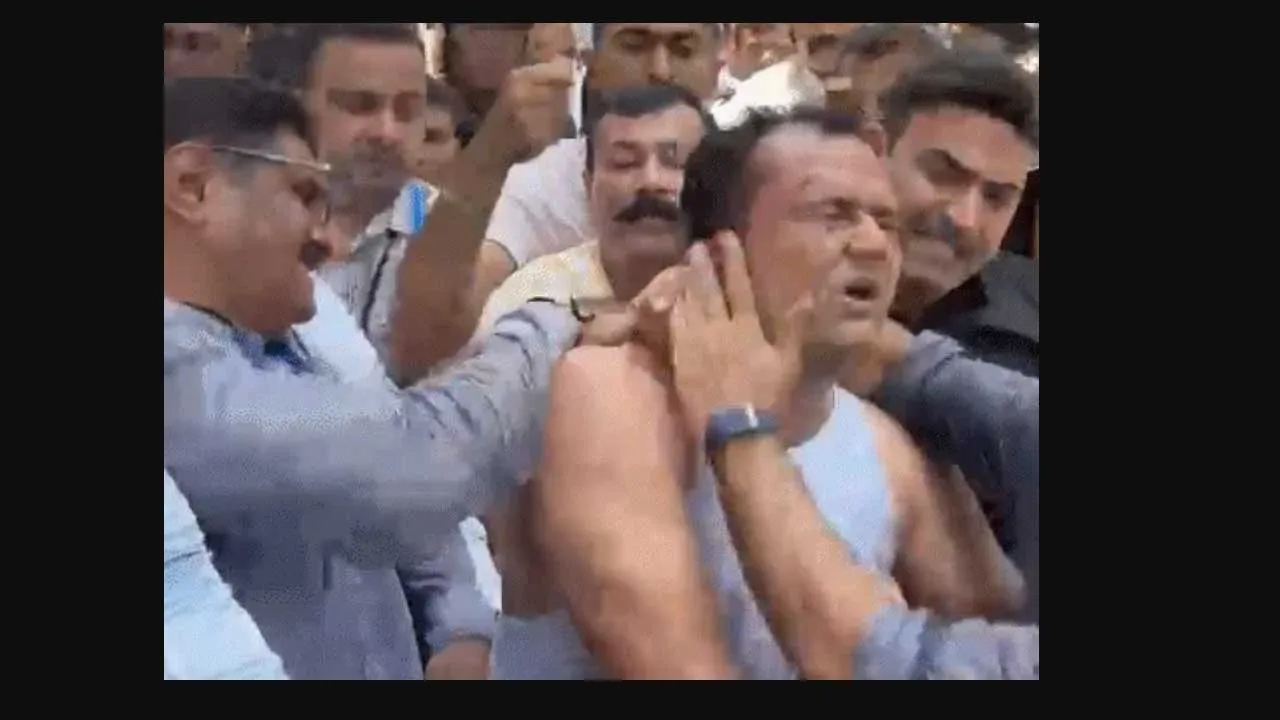 મોહમ્મદ અઝીઝે 12 વર્ષીય પાટીદાર દીકરીને છેડી, હજારોનું ટોળું પોલીસ સ્ટેશન પહોંચ્યું, લોકોનો રોષ જોતા પોલીસે વરઘોડો કાઢીને રસ્તા પર જ લાફા ઝીંક્યા