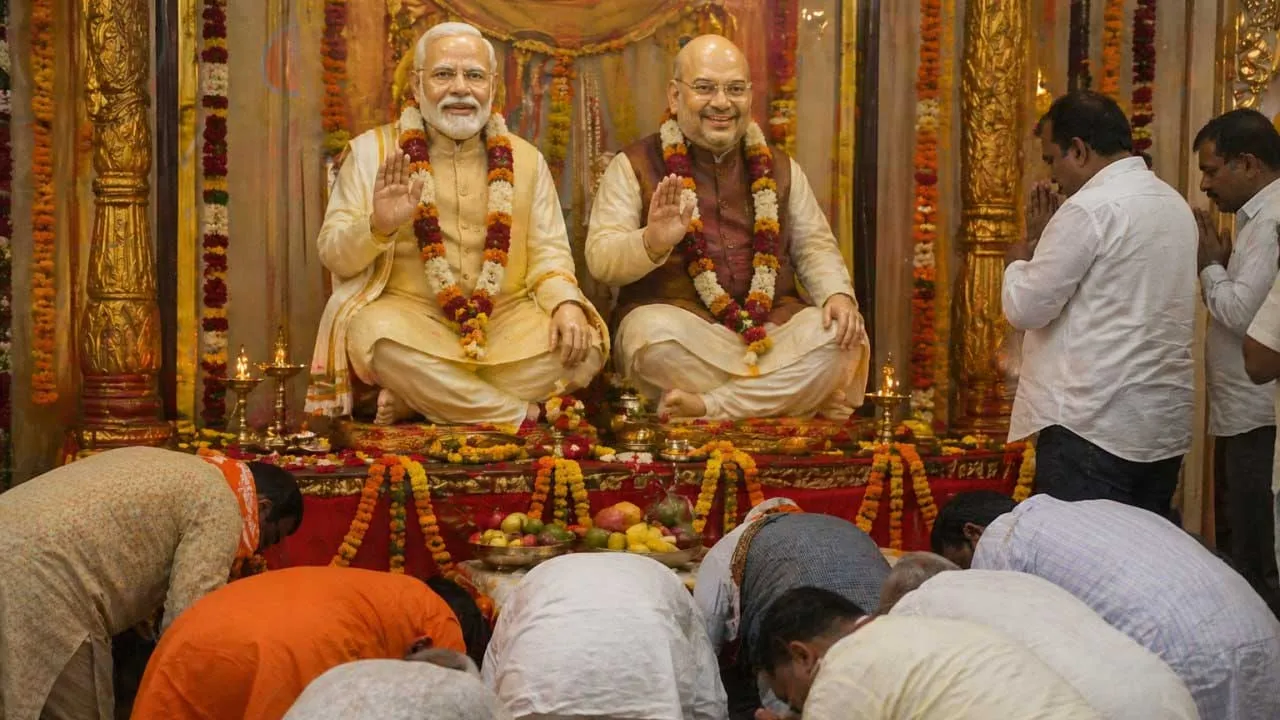 હવે ગુજરાતના ઘરોમાં PM અને HMની પૂજા થવા લાગે  તો નવાઇ નહીં!