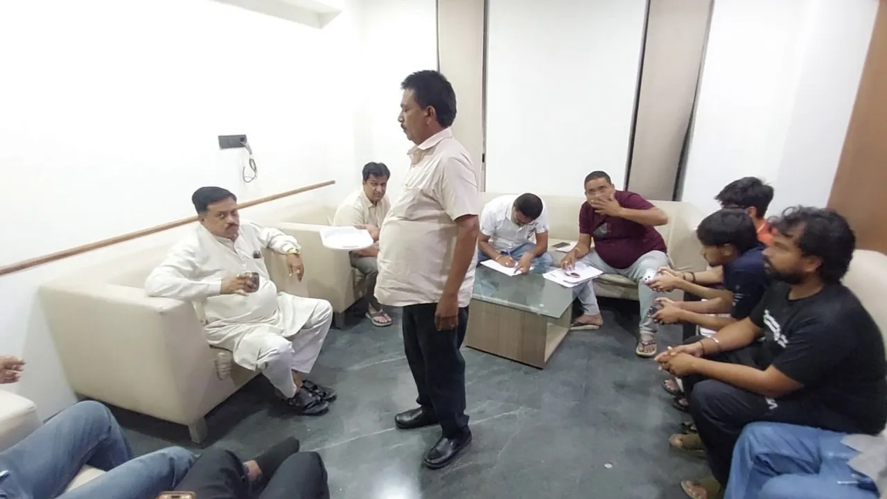  28 વર્ષથી ભાજપ કાર્યાલયમાં કાર્યકરોને ચા પીવડાવતા પટાવાળા તરીકે ફરજ બજાવતા રમેશભાઈને ભાજપે ટિકિટ આપી