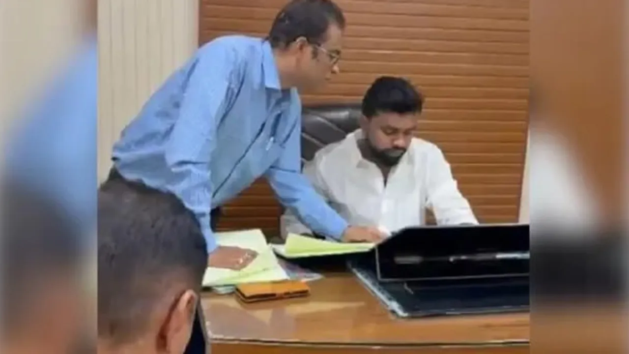 ધારાસભ્યની જગ્યાએ તેમના પુત્રએ સરકારી હોસ્પિટલનું કર્યું નિરીક્ષણ! સાથે પોલીસ સિક્યુરિટી પણ હતી