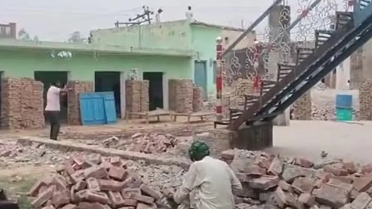 મુસ્લિમોએ જ મદરેસા, મસ્જિદ તોડી પાડી, તંત્રએ 8 દિવસનું અલ્ટીમેટમ આપ્યું હતું