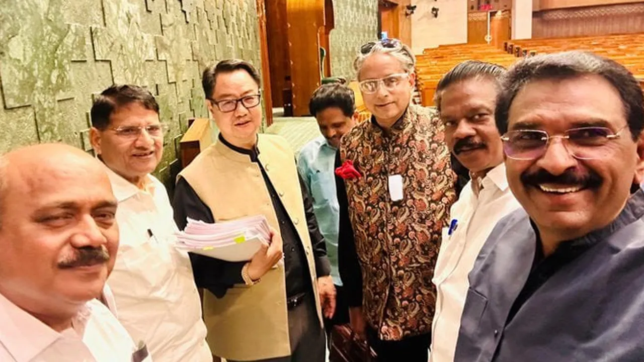 ‘કોઈ મને મહિલા વિરોધી નહીં કહી શકે’, શશિ થરૂરે કિરેન રિજિજૂ સાથેની તસવીર શેર કરી