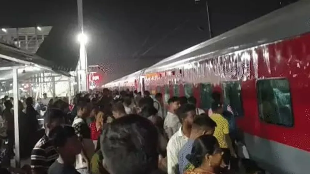 Voters-special-train 