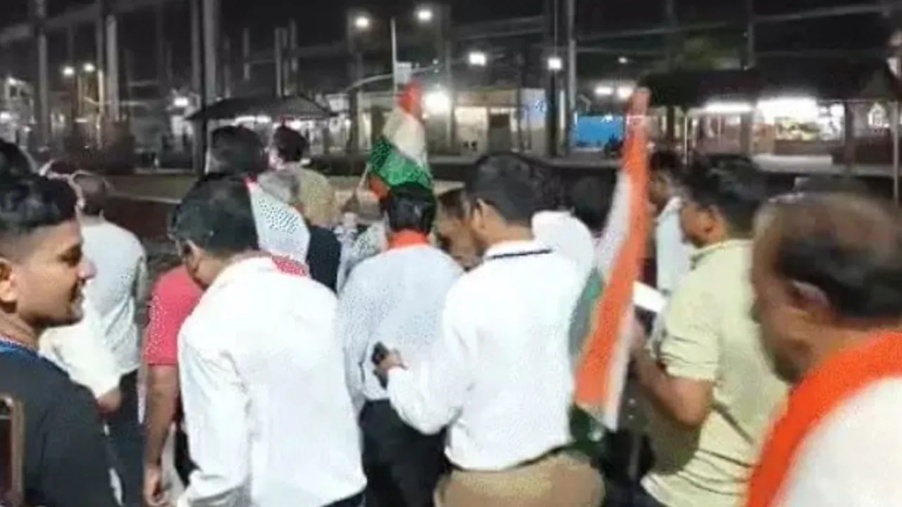 બંગાળમાં મમતા દીદીને હરાવવા માટે ભાજપે સુરતથી વોટર્સ સ્પેશિયલ ટ્રેન દોડાવી, ખર્ચ પાર્ટી ઉઠાવશે