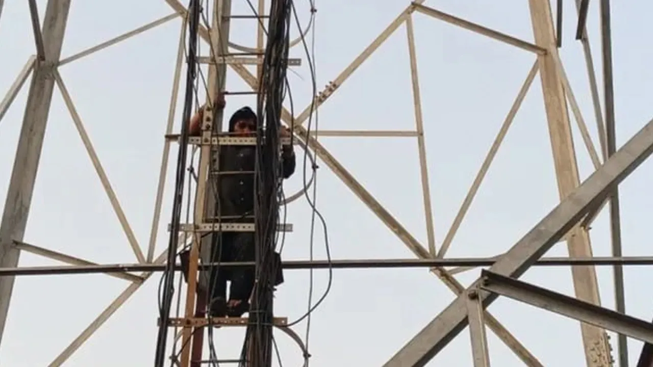 Woman-Mobile-Tower 