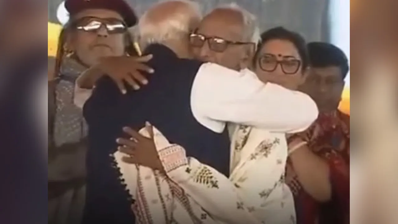 PM-Narendra-Modi-Makhanlal-Sarkar5 