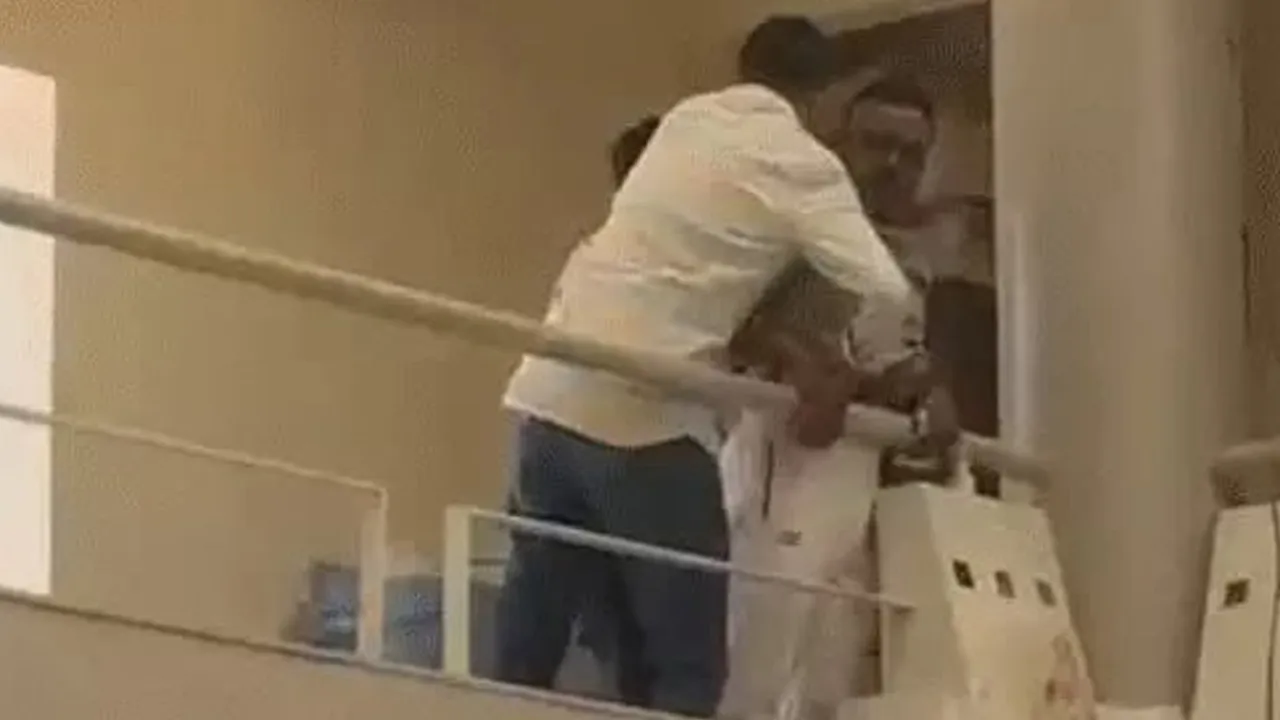 અમદાવાદ પોલીસ સ્ટેશનમાં હાઈવોલ્ટેજ ડ્રામા, નિવૃત્ત DySPને ખેંચી ધક્કા મારી લોકઅપમાં પૂર્યા