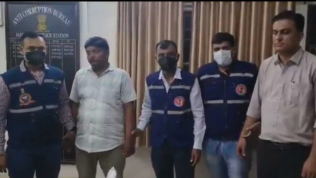 લાખો રૂપિયા પગાર પણ પેટ ભરાતું નથી, જામનગરમાં 80000ની લાંચ લેતો PGVCLનો અધિકારી ઝડપાયો
