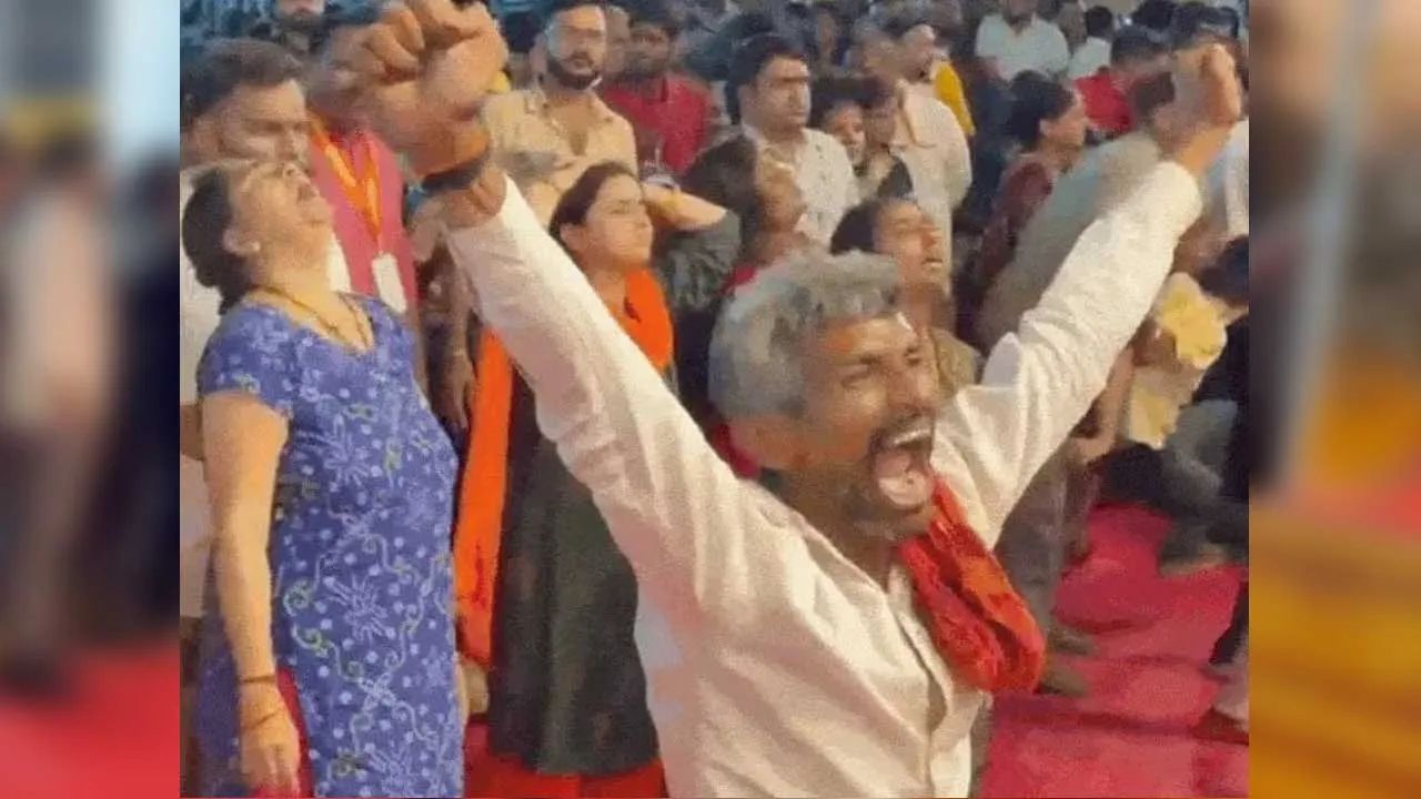 રાજકોટના ધીરેન્દ્ર શાસ્ત્રીના દરબારમાં બાબાએ હુંકાર કર્યો ને લોકો ધૂણવા લાગ્યા, વીડિયો વાયરલ