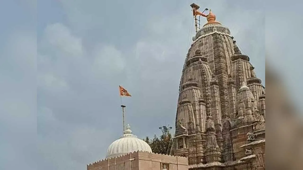 વડનગરના હાટકેશ્વર મંદિરમાં એવું શું થયું કે ટ્રસ્ટીઓને અડધી રાત્રે દૂર કરીને વહીવટદાર નિમવા પડ્યા?