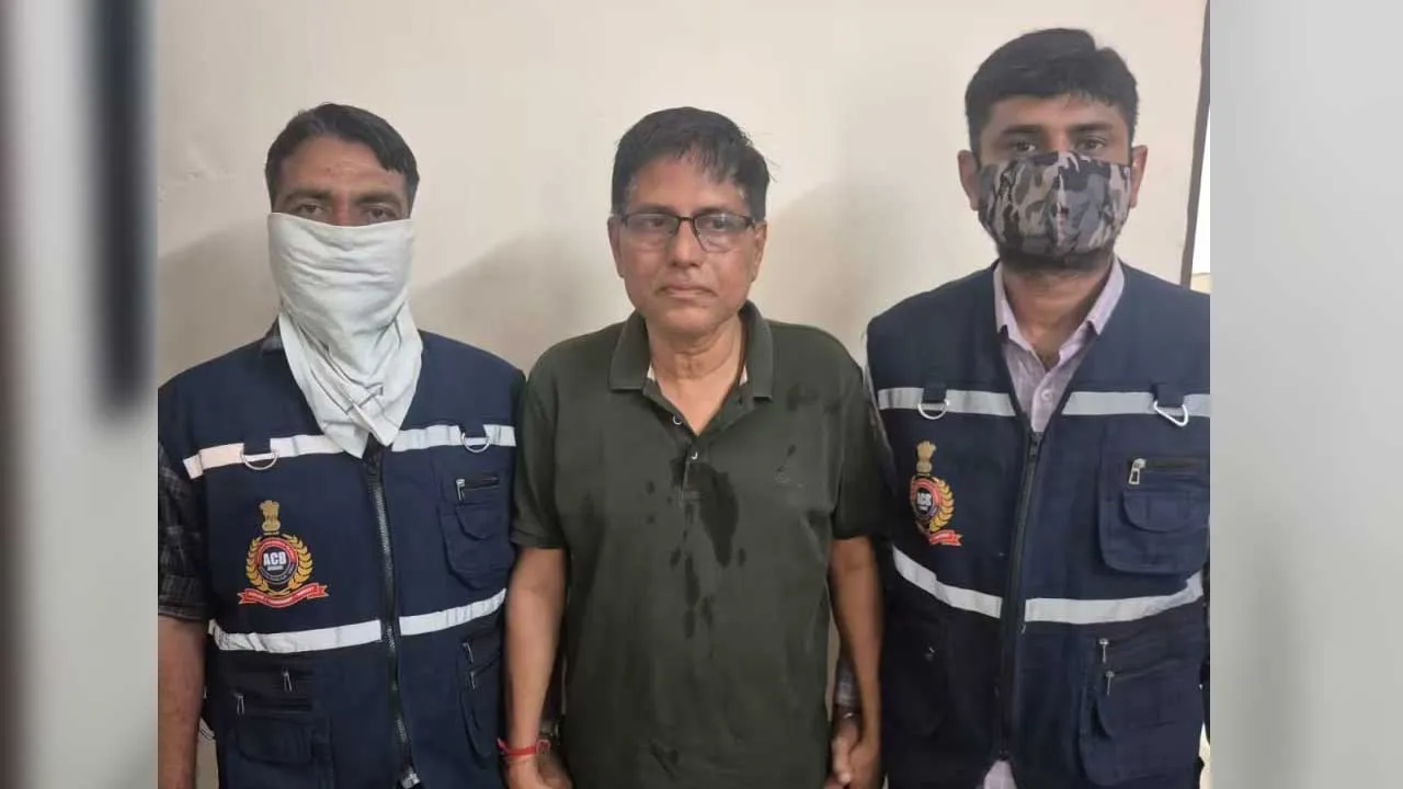 લાખોનો પગાર પણ ઓછો પડતા ગાંધીનગરમાં ક્લાસ-1 અધિકારી 5 લાખની લાંચ લેતો ઝડપાયો, નિવૃત્તિના 8 મહિના બાકી હતા