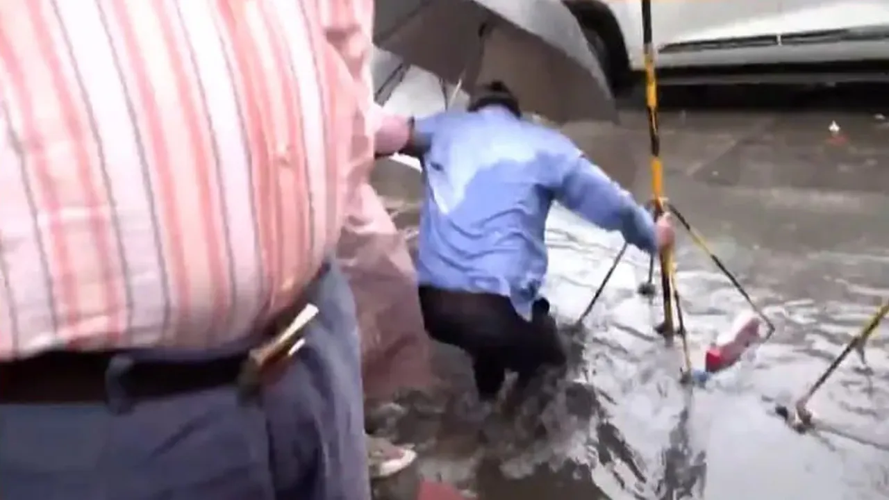 Mumbai-Man-Falls-Open-Drain1 