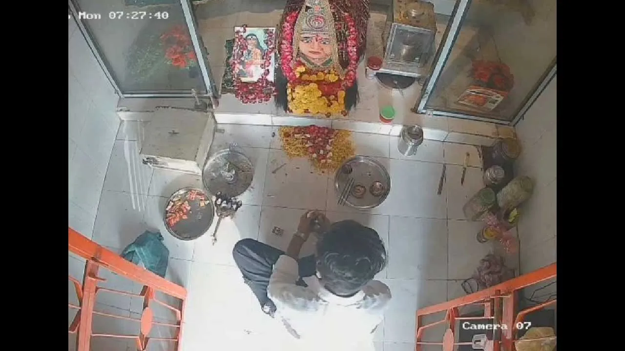 આવા પણ ચોર હોય? મેલડી માતાને પગે લાગીને ચાંદીના સાત છતરની ચોરી કરી ગયો શખ્સ