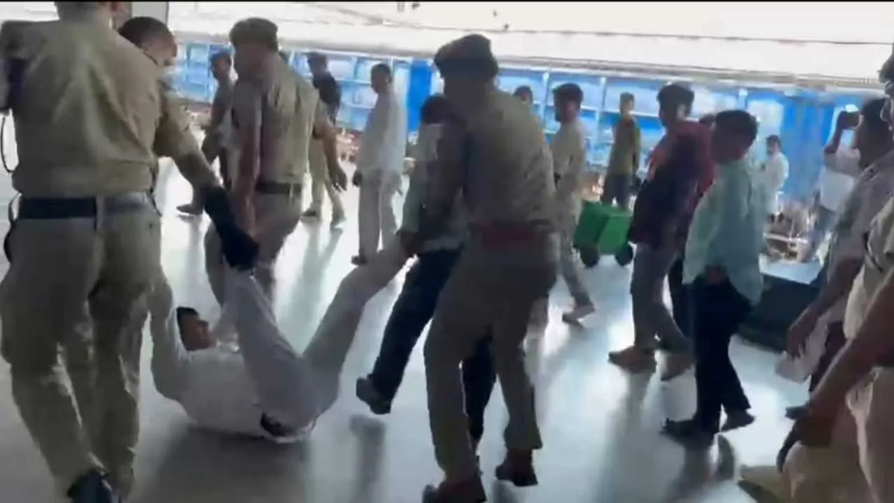 RPF જવાનો રેલ્વે સ્ટેશન પર ડેપ્યુટી સ્ટેશન સુપરિન્ટેન્ડેન્ટને ઘસડીને લઈ ગયા પછી થયું એક્શન